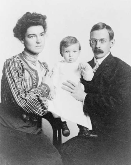 Gilbert Grosvenor and Elsie May Bell holding their son, Melville Bell