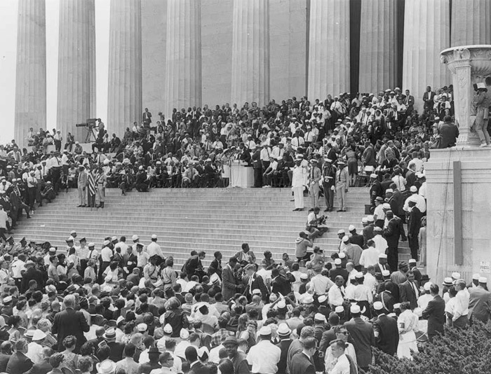 Crowds gathered at Lincoln Memorial, 1963