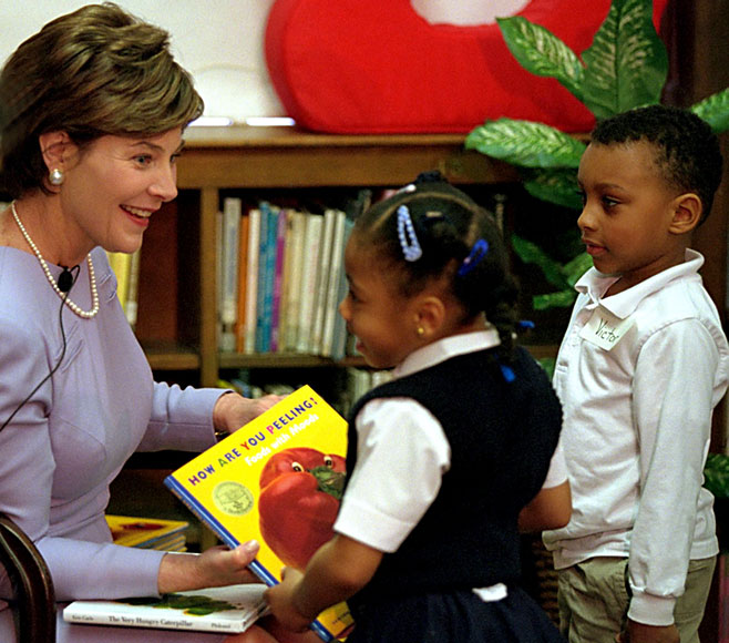 Photo of first lady Laura Bush reading to schoolchildren